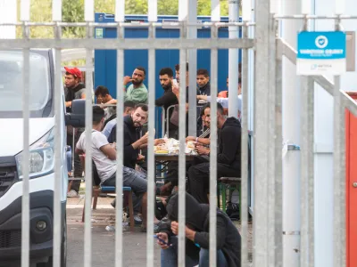 Direktorica Urada Vlade RS za oskrbo in integracijo migrantov je poudarila, da bodo bodo osebe v izpostavah nastanjene le začasno in le za krajši čas in samo, če bodo azilni domovi zasedeni.