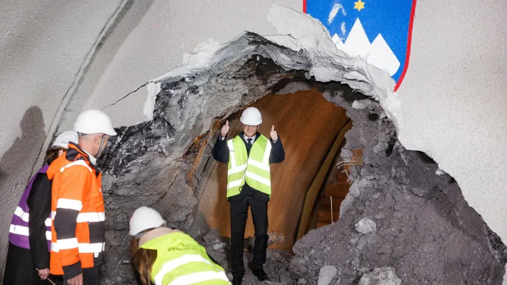 Prebitje druge cevi Karavanškega predora s slovenske strani, marec 2024 - grb