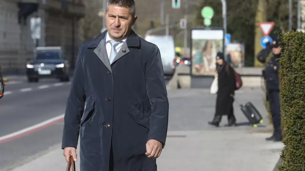 Golobov neformalni svetovalec Milo&scaron; Njegoslav Milović je včeraj zaman pri&scaron;el
v državni zbor.