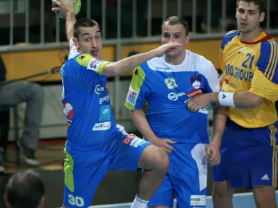 - rokomet - Slovenija: Romunija, kvalifikacije za EP, mo&scaron;ki, 1. krog:<br>- Slovenska mo&scaron;ka rokometna reprezentanca je v prvem krogu kvalifikacij (skupina 6) za evropsko prvenstvo na Danskem leta 2014 danes v Kopru premagala Romunijo s 34:26 <br><br><br><br><br><br><br>//FOTO: Jaka Gasar<br>         