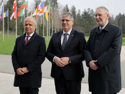 Brdo pri Kranju, Kongresni center Brdo.<br>Tristransko srecanje ministrov za notranje zadeve Hrvaske, Italije in Slovenije, Davorja Bozinovica, Mattea Piantedosija in Bostjana Poklukarja, na katerem so razpravljali o upravljanju migracij v regiji, se zlasti pri preprecevanju nedovoljenih prehodov meja in boju proti tihotapljenju migrantov.