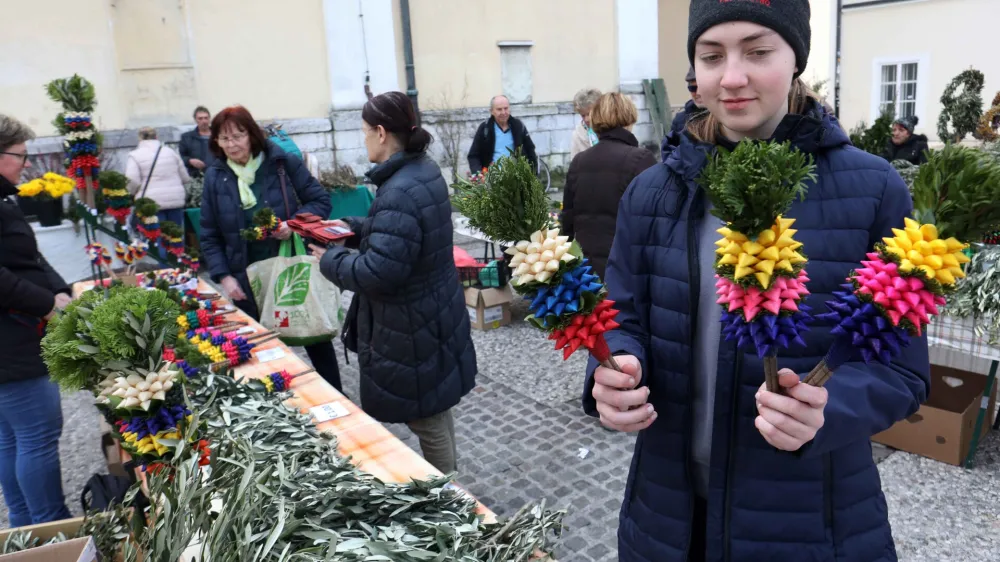 21.03.2024 - prodaja butaric, tržnicaFoto: Tomaž Skale 