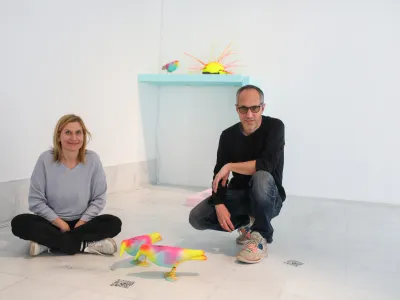 Lada Cerar Sedlaček in Sašo Sedlaček s svojo najnovejšo razstavo opozarjata na ohromljenost s strahovi ter distopični, mračni pogled na našo prihodnost. 