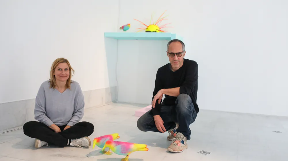 Lada Cerar Sedlaček in Sašo Sedlaček s svojo najnovejšo razstavo opozarjata na ohromljenost s strahovi ter distopični, mračni pogled na našo prihodnost. 