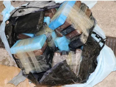 Zavoji s kokainom so bili skriti v dovodu morske vode za hlajenje pogonskih sistemov. 