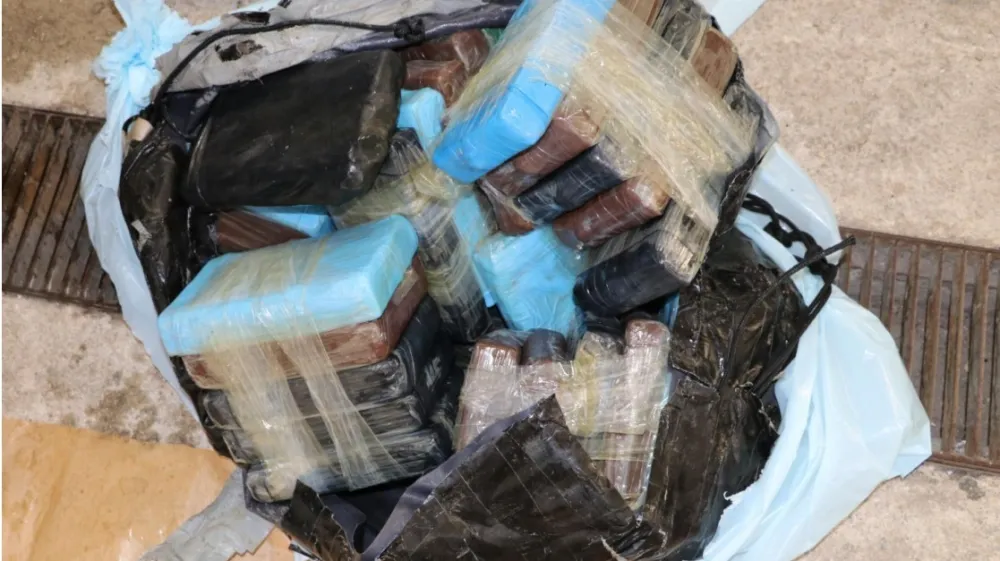 Zavoji s kokainom so bili skriti v dovodu morske vode za hlajenje pogonskih sistemov. 