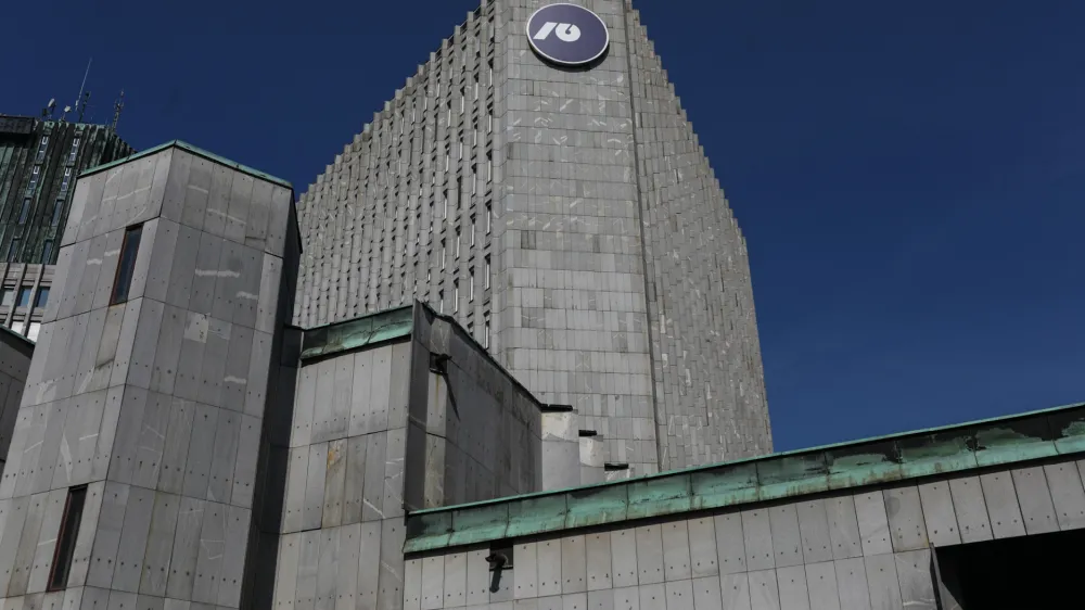 Na zavodu za varstvo kulturne dediščine ocenjujejo, da bi bila ureditev hotela v Ravnikarjevi stolpnici s kulturnovarstvenega vidika manj primerna, saj bi bilo treba zaradi specifike dejavnosti dodatno posegati v zavarovano stavbo. 