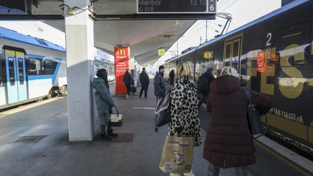 Največji železni&scaron;ki projekt v leto&scaron;njem letu bo nadgradnja ljubljanske železni&scaron;ke postaje. Ocenjena vrednost v razpisu je 211 milijonov evrov (z DDV). V sklopu nadgradnje železni&scaron;ke postaje Ljubljana je predvidena ureditev celotne železni&scaron;ke postaje in gradnja podvozov na Dunajski in &Scaron;martinski cesti ter Potrčevi ulici. Končana naj bi bila leta 2026.