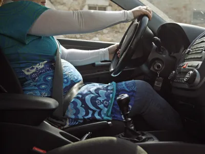 ﻿- avtomobilizem - nosečnica v avtu - noseča ženska - voznica//FOTO: Bojan Velikonja