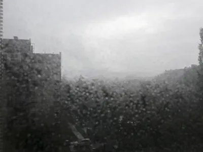 ﻿- 28.05.2019 - simbolična fotografija - nepremičnine, davek, stavba, najemnina, stanovanje, stanovanjski sklad, deževje - zarošeno okno - vlaga - prezračevanje     //FOTO: Jaka Gasar