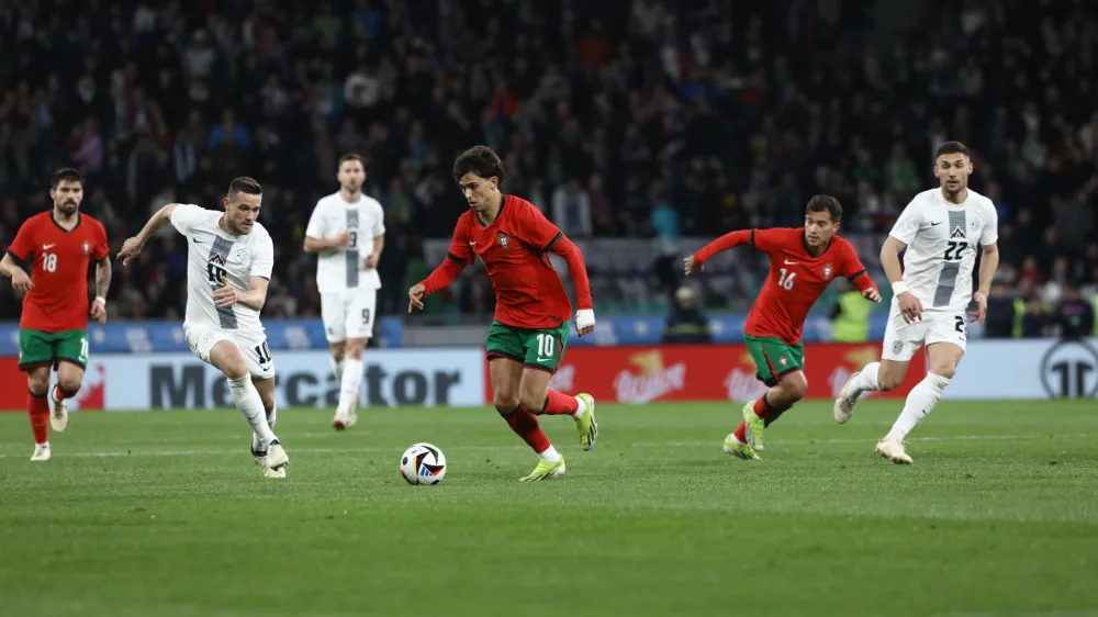 Timi Elšnik in Adam Gnezda Čerin26.3.2024 nogomet Slovenija - Portugalska prijatelska tekma - prijateljska nogometna tekma med reprezentancama Slovenije in PortugalskeFOTO: Luka Cjuha