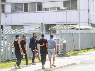 - migranti -- prezasedenosti azilnega doma - sprejme lahko največ 350 ljudi, trenutno jih je tam že 1200 - 15.09.2023 – Azilni dom Ljubljana - Urad Vlade republike Slovenije za oskrbo in integracijo Migrantov, Cesta v Gorice 15 v Ljubljani -Vič //FOTO: Bojan Velikonja