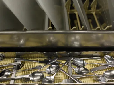 ﻿- centralna kuhinja,jedilni pribor, nož, vilica, žlica, pladenj- Univerzitetni klinični center (UKC) Ljubljana 2013 - podzemlje - kletni prostori//FOTO: Jaka Gasar