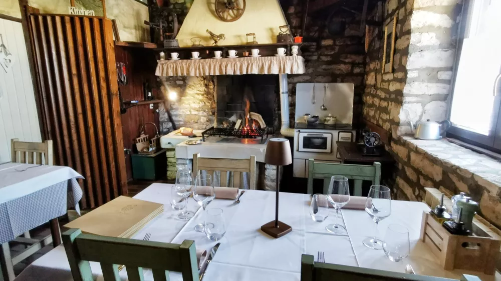 Rustikalna jedilnica v konovi Staro selo / Foto: Miha First