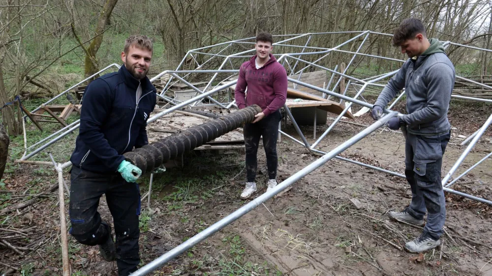 Ekipa je v Zakletem bajerju, ki je med najbolj priljubljenimi deli Orehovega gaja, pospravljala posledice avgustovskih poplav. Foto: Tomaž Skale
