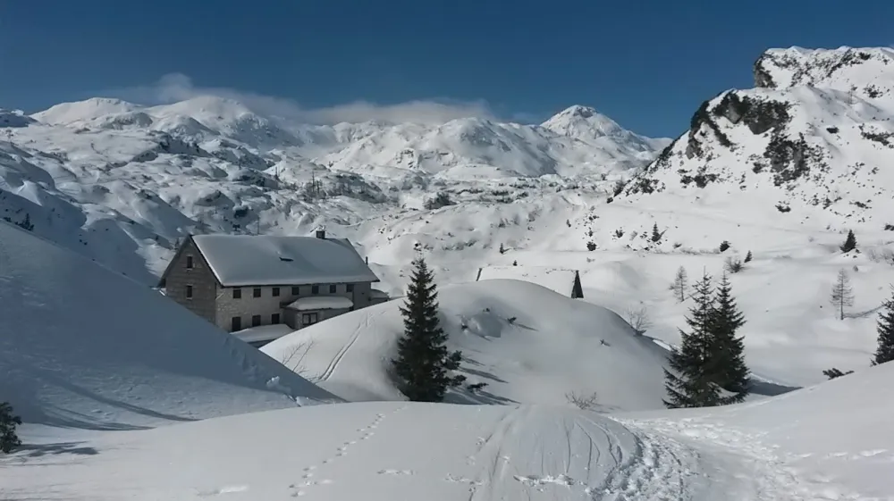 Nad&scaron;kofija želi nazaj tudi slabih dva tisoč hektarjev zemlji&scaron;č in nekaj objektov na območju med Kočo pod Bogatinom (na fotografiji) in Kočo pri Triglavskih jezerih, vendar po dobrih treh desetletjih &scaron;e vedno ni jasno, ali je sploh denacionalizacijska upravičenka. Foto: spletna stran PD Srednja vas v Bohinju