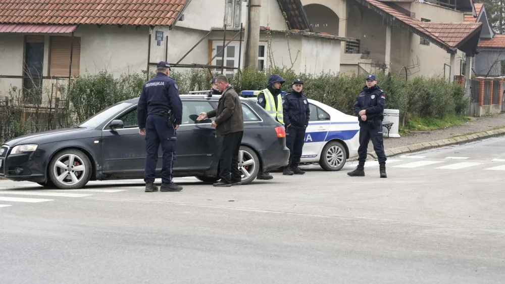 Policisti preiskujejo vse, ki so na območju. Preiščejo vozila, identificirajo voznike. 