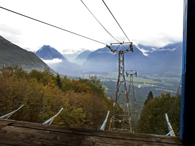 ﻿ATC smučišče Kanin - postaja B - gondolska žičnica - gondola - - POSOČJE 2013 - upad povpraševanja po turističnih zmogljivostih - turizem //FOTO: Bojan Velikonja OPOMBA: ZA OBJAVO V PRILOGI – DNEVNIKOV OBJEKTIV - REPORTAŽA 2013