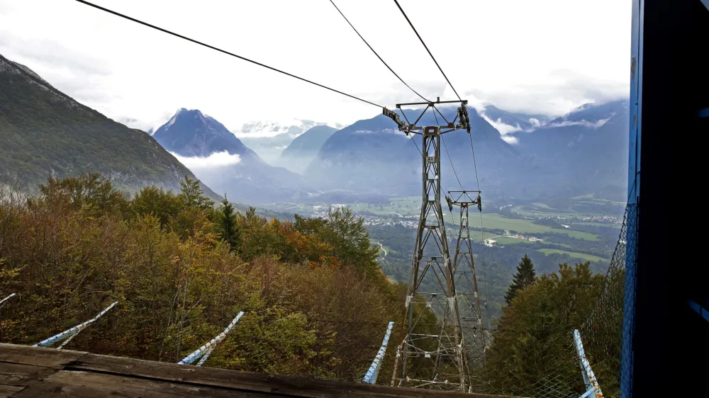 ﻿ATC smučišče Kanin - postaja B - gondolska žičnica - gondola - - POSOČJE 2013 - upad povpraševanja po turističnih zmogljivostih - turizem //FOTO: Bojan Velikonja OPOMBA: ZA OBJAVO V PRILOGI – DNEVNIKOV OBJEKTIV - REPORTAŽA 2013