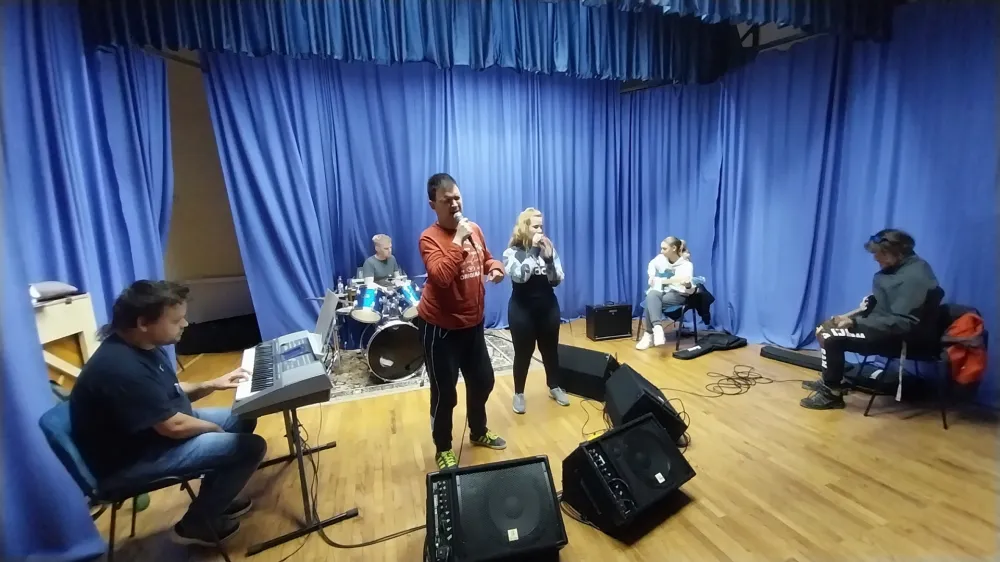 Člani skupine The Eccentrics se vsako nedeljo zberejo na odru Kulturnega dru&scaron;tva &Scaron;marca.&nbsp;