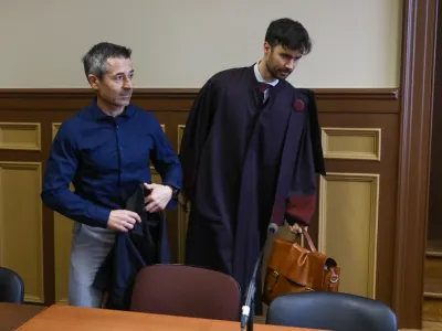 Jože Kojc (levo) z zagovornikom Mihom Šošićem, ki je predlagal izločitev dokazov iz spisa.