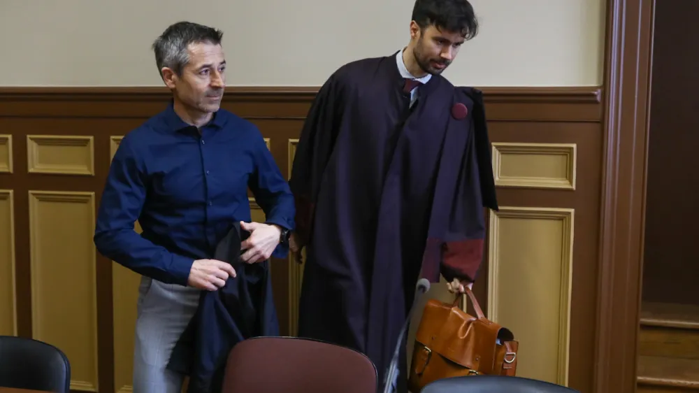 Jože Kojc (levo) z zagovornikom Mihom Šošićem, ki je predlagal izločitev dokazov iz spisa.