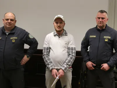 Petintridesetletni Boris Močnik je svojo vlogo v ropu priznal, partnerko Katjo Kupšek pa razbremenil.