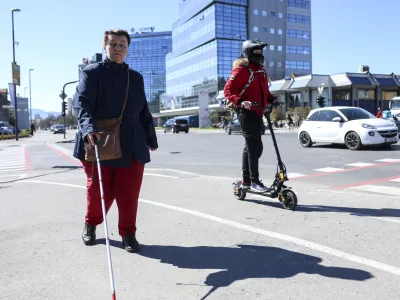 Velika težava za slepe osebe so električna vozila, ki so hitra in neslišna. To je še posebej nevarno na območju, kot je Dunajska cesta, kjer kolesarska steza ni fizično razmejena od pločnika.