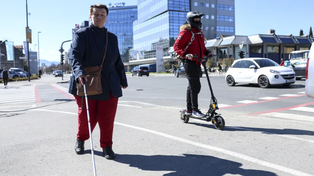 Velika težava za slepe osebe so električna vozila, ki so hitra in neslišna. To je še posebej nevarno na območju, kot je Dunajska cesta, kjer kolesarska steza ni fizično razmejena od pločnika.