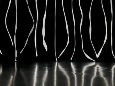 avdiovizualno instalacijo špansko-katalonskega umetnika Marca Vilanove z naslovom Cascade.