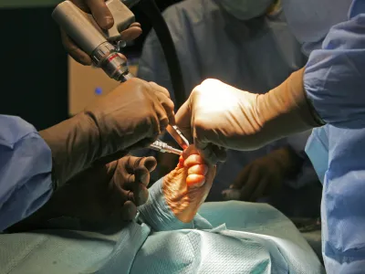 Prebivalcem, ki zaradi dolgov ostanejo brez dostopa do polne zdravstvene oskrbe, so v javnem zdravstvu na voljo le nujna zdravljenja. Ne morejo do števinih ortopedskih posegov, na primer do operacije nožnega palca. 