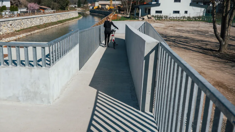 Kolesarji morajo za prečkanje brvi sestopiti s kolesa. Na staro brv so se zapeljali brez težav. 