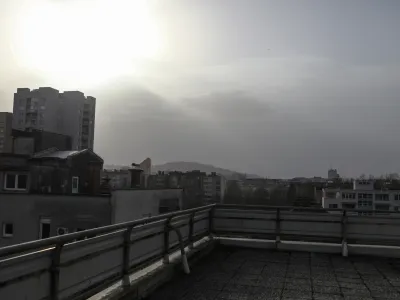 ﻿<br><br><br>- 27.03.2020 -Onesnažena Ljubljana - Evropo zajel saharski prah, mejne vrednost PM10 - zeelo visoka onesnaženost zraka s saharskih prahom nad Slovenijo. FOTO: Luka Cjuha