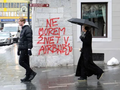 Vodnikov hram - grafit NE MOREM ŽIVET V AIRBNBJU<br><br>- 20.01.2023 – simbolična fotografija – platforma Airbnb - počitniška nastanitev in prenočišča v Ljubljani – stanovanjska politika – oddajanje sob in stanovanj – turizem - <br><br>//FOTO: Tomaž Skale