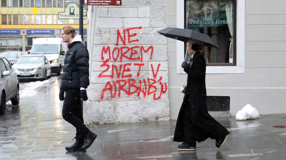 Vodnikov hram - grafit NE MOREM ŽIVET V AIRBNBJU<br><br>- 20.01.2023 – simbolična fotografija – platforma Airbnb - počitniška nastanitev in prenočišča v Ljubljani – stanovanjska politika – oddajanje sob in stanovanj – turizem - <br><br>//FOTO: Tomaž Skale