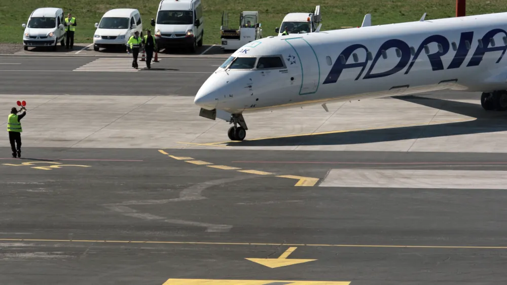 letalo Canadair Regional Jet CRJ900<br><br><br>- Slovenski letalski prevoznik Adria Airways -     //FOTO: Luka Cjuha