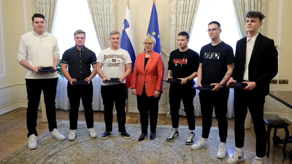 Ljubljana, Predsedniska palaca.<br>Predsednica republike Natasa Pirc Musar je sprejela sest dijakov, ki so konec februarja na zelezniski postaji v Celju resili zivljenje moskemu s srcnim zastojem.