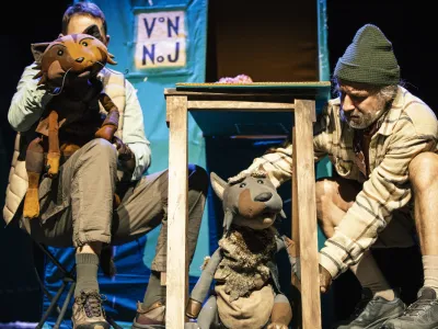 Predstava Samson in Roberto: Fjordski razgled, ki jo bodo nocoj premierno uprizorili v Lutkovnem gledališču Ljubljana, premišljuje o tem, kaj je normalno, kaj sprejemljivo, kaj je neprimerno in kako je lahko drugačnost tudi pozitivna. Foto: Urška Boljkovac