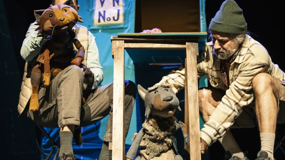 Predstava Samson in Roberto: Fjordski razgled, ki jo bodo nocoj premierno uprizorili v Lutkovnem gledališču Ljubljana, premišljuje o tem, kaj je normalno, kaj sprejemljivo, kaj je neprimerno in kako je lahko drugačnost tudi pozitivna. Foto: Urška Boljkovac