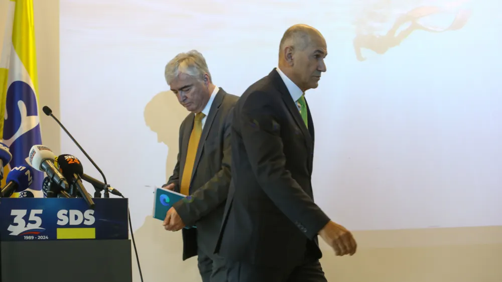 Janez Jan&scaron;a in Milan Zver02.04.2024 - novinarske konference predsednika SDS Janeza Jan&scaron;e in evropskega poslanca Milana Zvera, na kateri bosta razkrila interne dokumente Evropske komisije v povezavi z obiskom podpredsednice Evropske komisije Vere Jourove v Sloveniji.Foto: Luka Cjuha