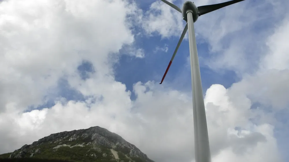  - druga elektrarna na veter v Sloveniji - elektri?na energija - energetika - vetrnica <br><br><br>- 22.04.2014 Razdrto - Vetrna elektrarna Nanos - stolp vetrnice je visok 53 metrov, elisa meri v premeru 44 metrov, mo? naprave pa je 910 kilovatov - proizvedla bo predvidoma 1,6 gigavatne ure elektri?ne energije. <br><br><br>//FOTO: Bojan Velikonja