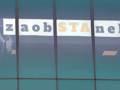 - zaposleni na stavbi STA odstranili napis - zaobSTAnek -<br><br>- 27.01.2023 - Slovenska tiskovna agencija (STA) - odstranitev napisa zaobSTAnek, enega od dveh gesel boja za stabilno financiranje STA, z oken prostorov STA, ki so ga zaposleni umaknili po podpisu pogodbe o financiranju javne službe za letos, Tivolska cesta 48 v Ljubljani<br><br>//FOTO: Tomaž Skale<br>