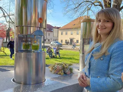 Lanska ambasadorka fontane piv, glasbenica Ani Frece, je predala svojo nalogo igralki Lari Jankovič.
Foto: arhiv ZKŠT