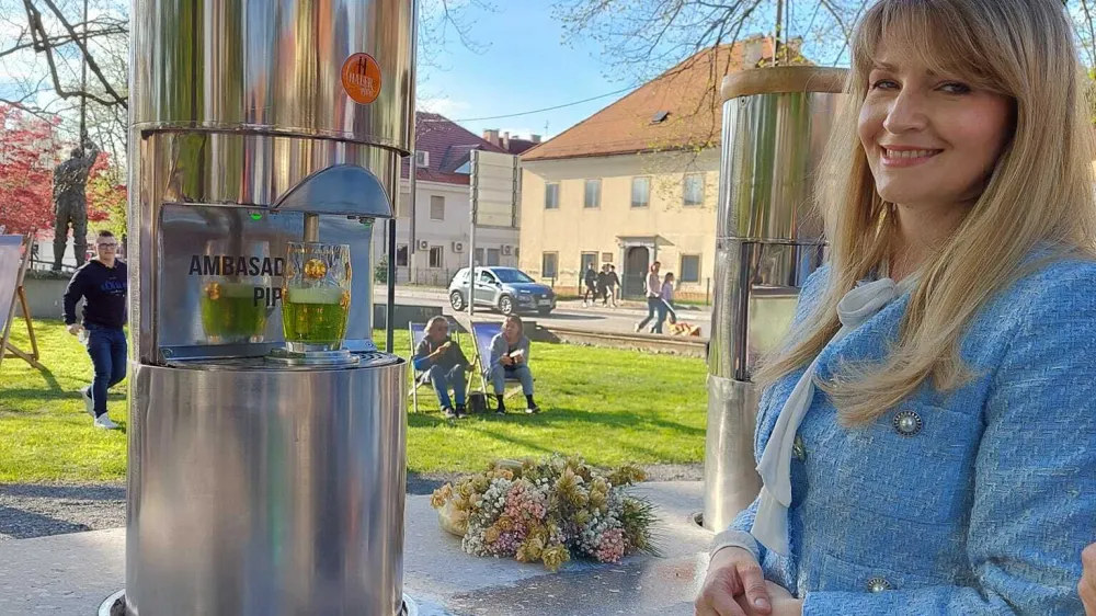 Lanska ambasadorka fontane piv, glasbenica Ani Frece, je predala svojo nalogo igralki Lari Jankovič.
Foto: arhiv ZKŠT