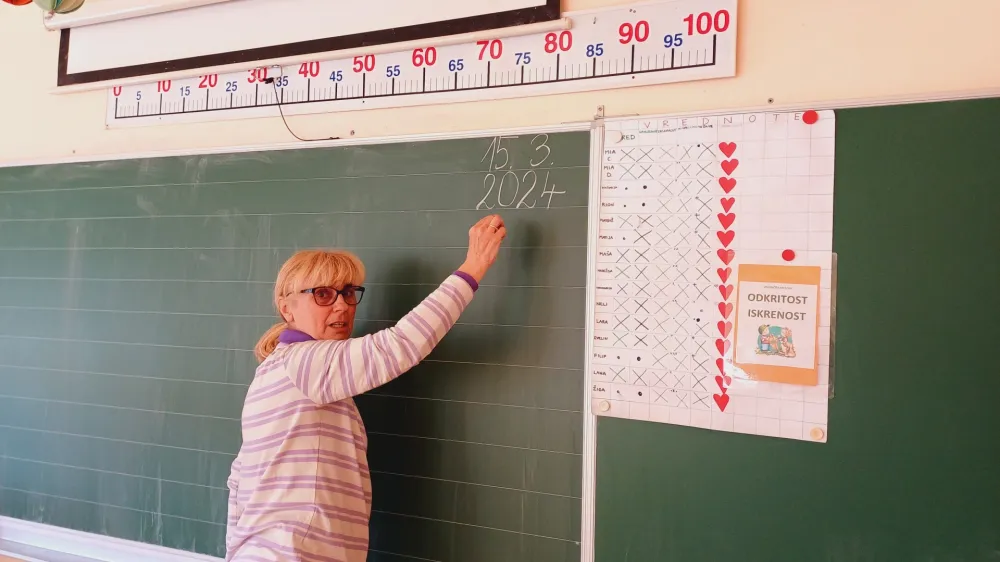 Otroci, ki so vključeni tudi v jutranje varstvo, v &scaron;oli preživijo celo po deset ur na dan. Tudi zato je podalj&scaron;ano bivanje, kjer je velik poudarek na vzgoji in socialnih stikih, zelo pomembno, poudarja učiteljica Vilma Pegan.