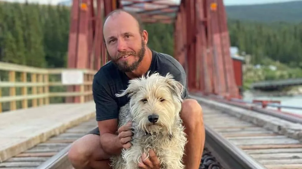 Oliver Tič in psička Carlitos