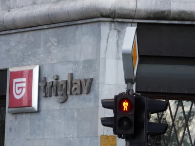 ﻿- ilustrativna fotografija 2013 - zavarovanje - pešci - semafor za pešce (rdeča in zelena)<br>,stavba<br><br><br> - poslovna stavba - družba Zavarovalnica Triglav - Pozavarovalnica Triglav Re, Miklošičeva 19, <br><br><br><br><br>//FOTO: Luka Cjuha