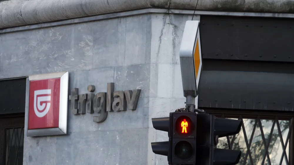 ﻿- ilustrativna fotografija 2013 - zavarovanje - pešci - semafor za pešce (rdeča in zelena)<br>,stavba<br><br><br> - poslovna stavba - družba Zavarovalnica Triglav - Pozavarovalnica Triglav Re, Miklošičeva 19, <br><br><br><br><br>//FOTO: Luka Cjuha