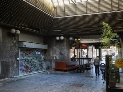 - Zaprta trafika, lamelni strop, ki omogoča golobom gnezdenje.13.03.2024. - Reportaža o težavah v pasaži Nebotičnika.//FOTO: Bojan Velikonja