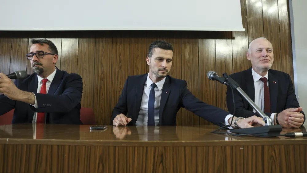 Kandidati za naslednika Tanje Fajon Tadej Beočanin, Jani Prednik in Milan Brglez so se na predkongresnem terenskem srečanju v Ljubljani predstavili članom stranke SD. 